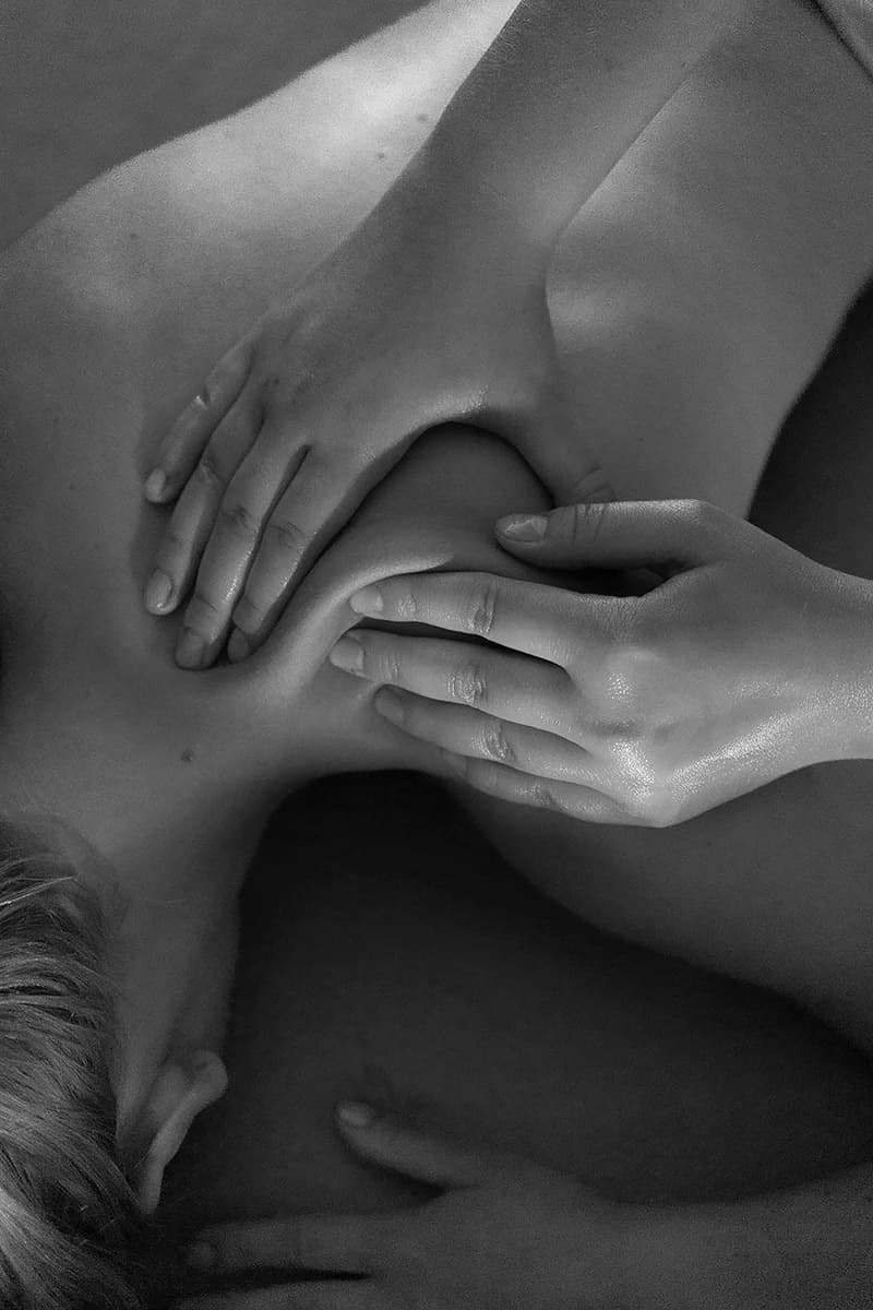 Des mains massants une épaule.