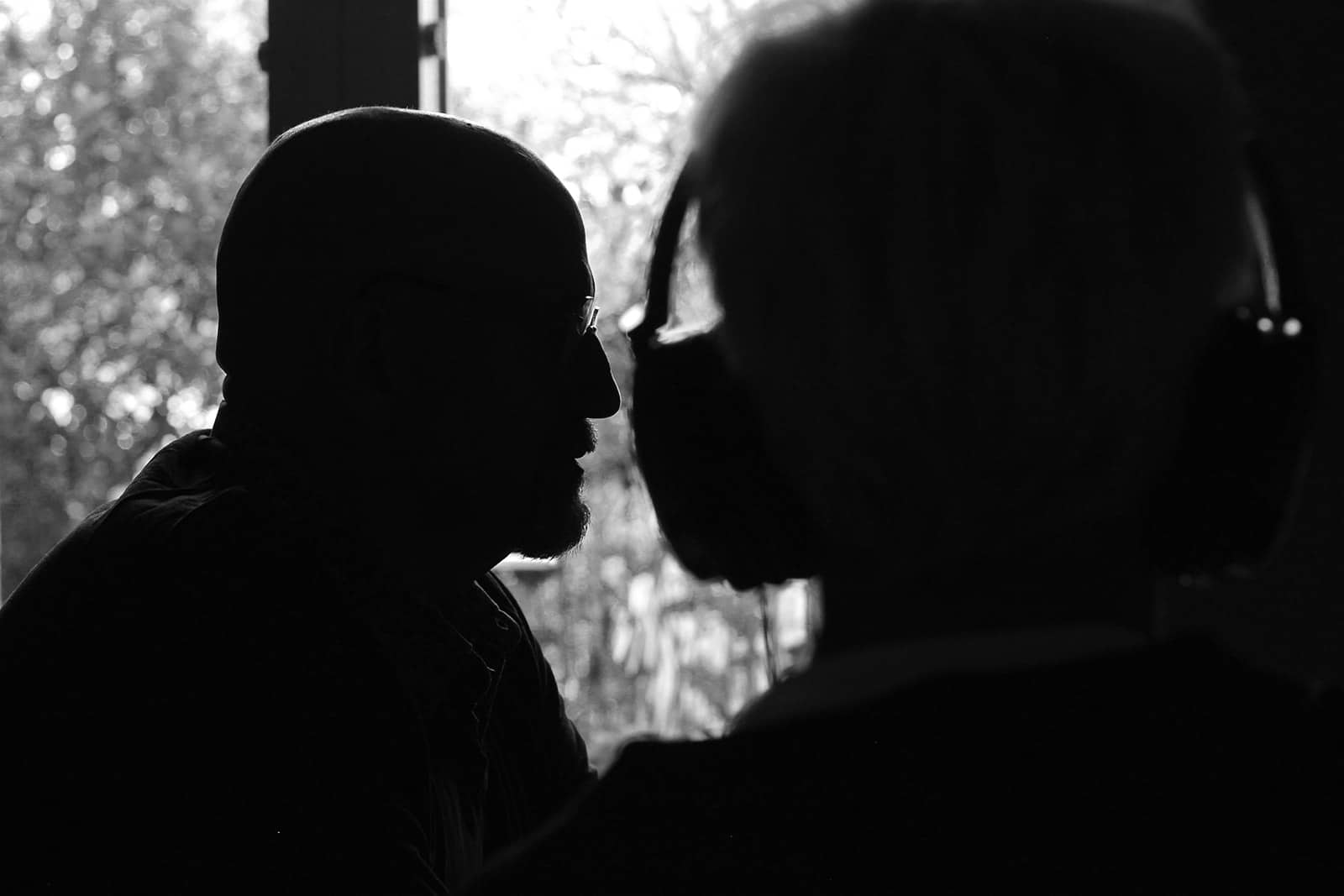 Didier Martin, du cabinet Tangan, donne une séance de Physioscan. Une femme porte un casque audio.